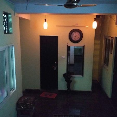 Metro House Hotel Ню Делхи Екстериор снимка