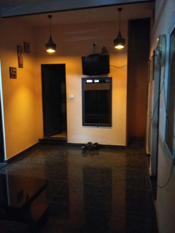Metro House Hotel Ню Делхи Екстериор снимка